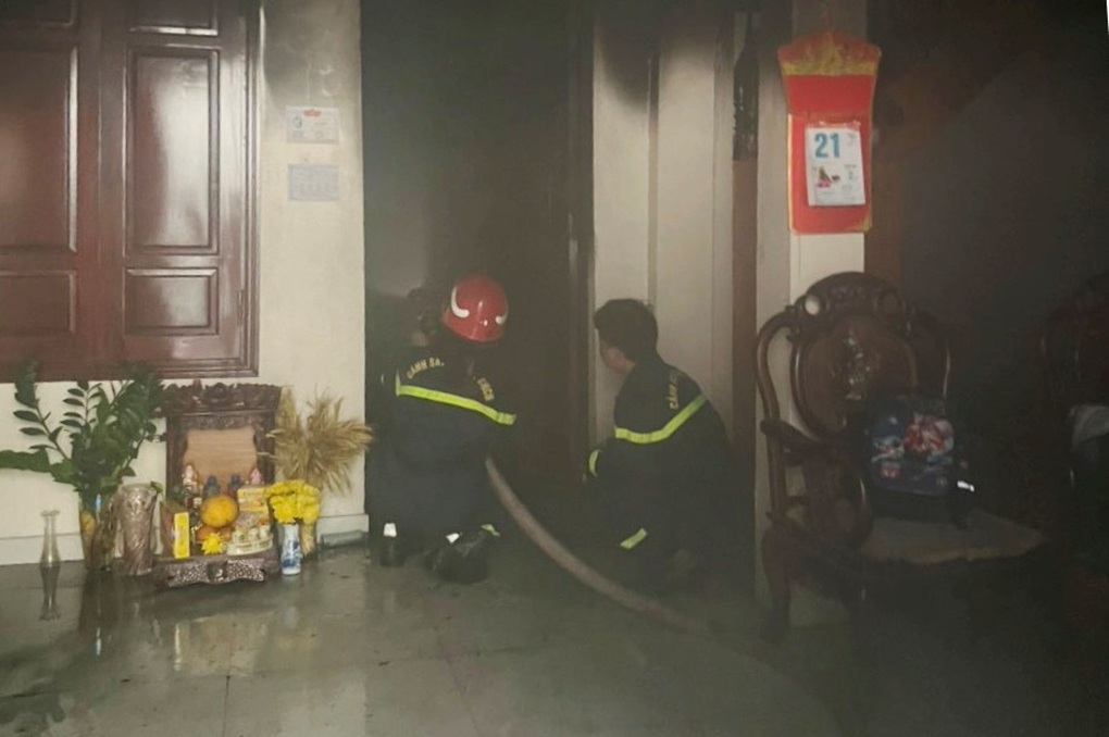Cảnh sát giải cứu 3 người thoát nạn khỏi đám cháy ở Hải Phòng - 1 Cảnh sát giải cứu 3 người thoát nạn khỏi đám cháy ở Hải Phòng - 1