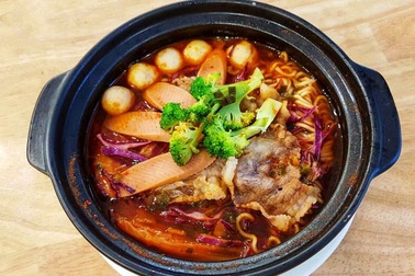 Mì cay, trà sữa, cà phê cho giới trẻ vẫn “hái ra tiền” trong mùa dịch