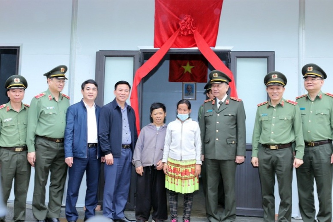 Những ngôi nhà ấm tình nơi phên dậu Tổ quốc - 3 Những ngôi nhà ấm tình nơi phên dậu Tổ quốc - 3