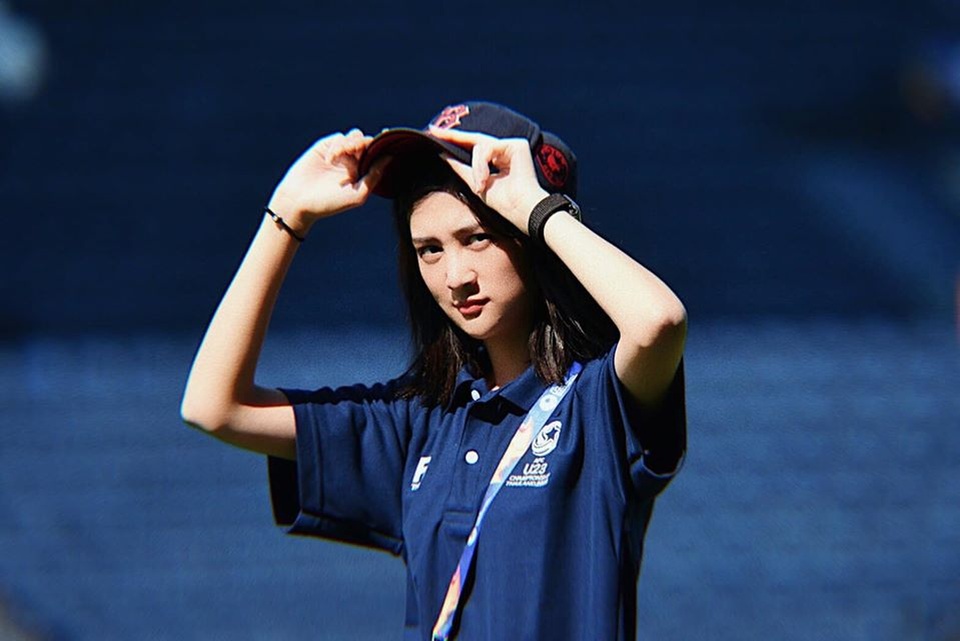 Nữ trợ lý phiên dịch xinh đẹp của U23 Việt Nam ở Thái Lan - 1 Nữ trợ lý phiên dịch xinh đẹp của U23 Việt Nam ở Thái Lan - 1