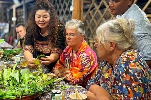 Độc lạ món gỏi với hơn 60 loại lá của núi rừng Tây Nguyên