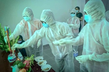 Cô gái lập bàn thờ tạm, chịu tang cha trong khu cách ly