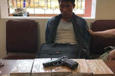 9X cầm súng đã lên sẵn đạn, mang 10 bánh heroin đi bán