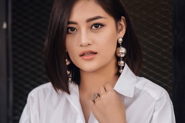 Diễn viên phim “Đập cánh giữa không trung” giản dị bất ngờ với áo sơmi trắng