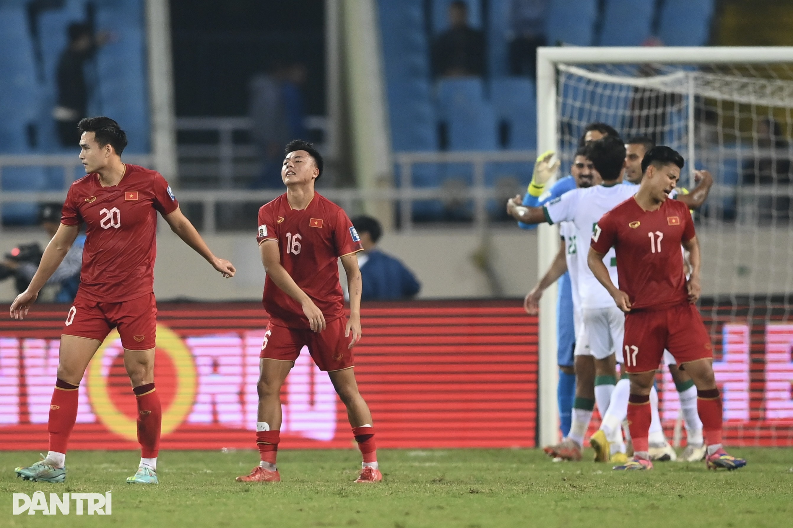 Trenér Troussier byl ohromen, když vietnamský tým inkasoval gól v poslední vteřině - 4 HLV Troussier thất thần khi tuyển Việt Nam thủng lưới ở giây cuối cùng - 4