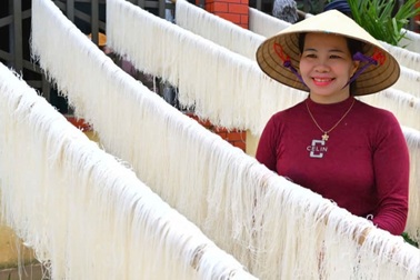 Mỗi ngày sản xuất hơn nửa tấn miến vẫn không đủ hàng bán Tết