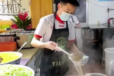 Đầu bếp hất mạnh nước dùng lên trần nhà rồi hứng bằng bát để làm món mì