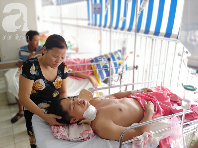 Người chồng bị liệt vì lao lực kiếm tiền nuôi vợ mù và 3 con nhỏ được ủng hộ 110 triệu đồng, đã xuất viện - Ảnh 6. Người chồng bị liệt vì lao lực kiếm tiền nuôi vợ mù và 3 con nhỏ được ủng hộ 110 triệu đồng, đã xuất viện - Ảnh 6.