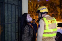 Hà Nội: Người phụ nữ lăng mạ CSGT vì chồng bị thổi nồng độ cồn