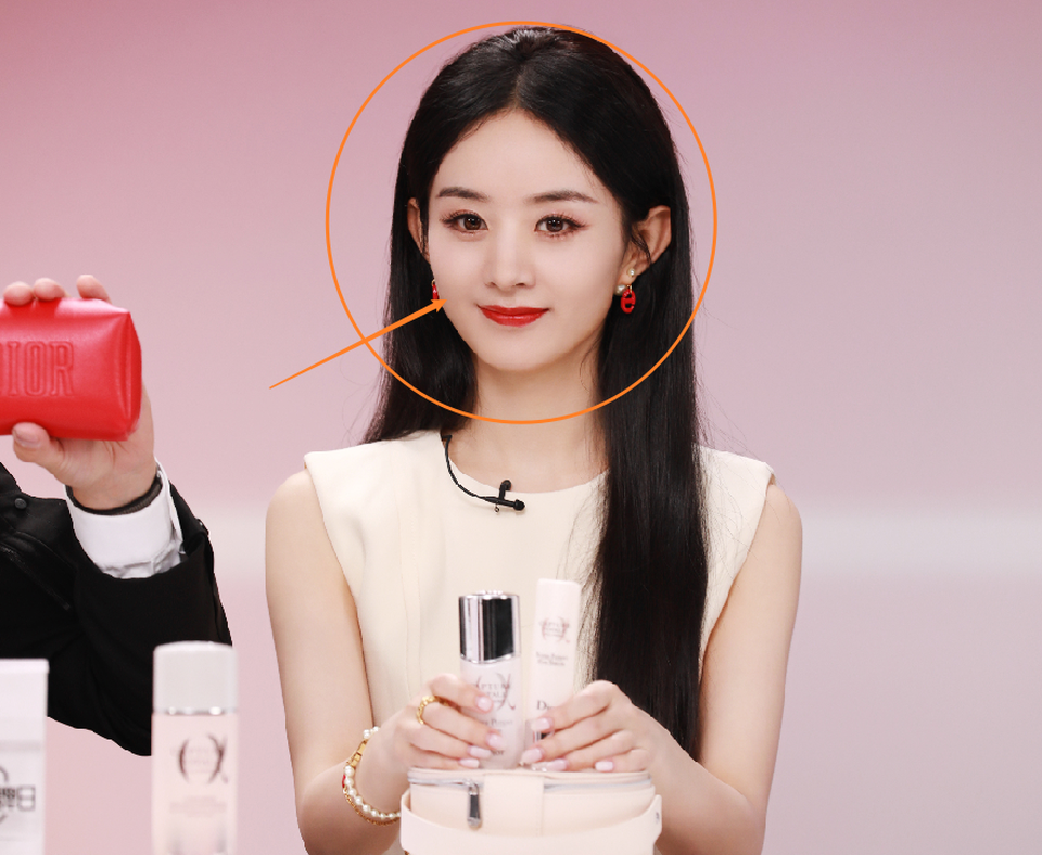 Triệu Lệ Dĩnh xuất hiện rạng ngời giữa bão tin đồn ngoại tình - 1