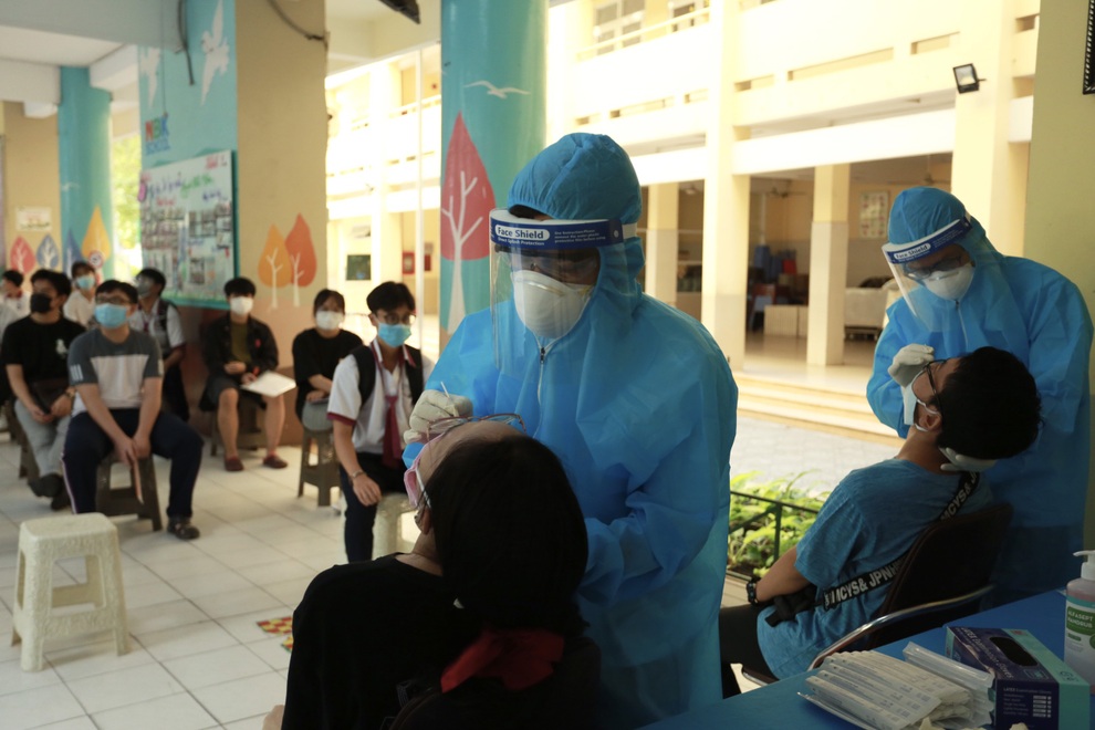 TPHCM: Thí sinh không lo lắng khi xét nghiệm Covid-19, chỉ sợ đau - 2 TPHCM: Thí sinh không lo lắng khi xét nghiệm Covid-19, chỉ sợ đau - 2