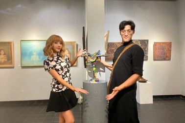 Nhà điêu khắc trẻ cùng vợ viết nên câu chuyện tình yêu bằng nghệ thuật