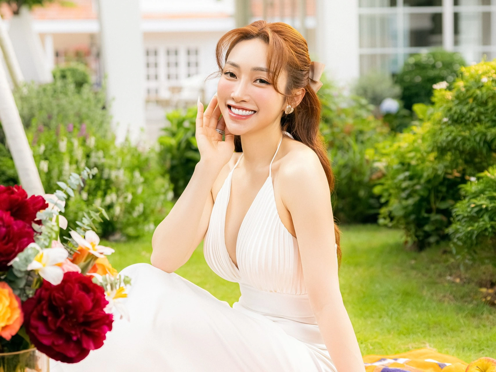 Vợ kém 16 tuổi của Chi Bảo: Chồng cưng chiều, sắc vóc trông mòn con mắt - 1