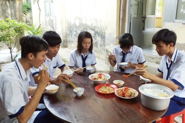 Bữa cơm miễn phí ấm lòng học trò nghèo