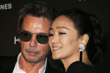 Vợ chồng Củng Lợi hạnh phúc sánh đôi tại LHP Cannes 2019