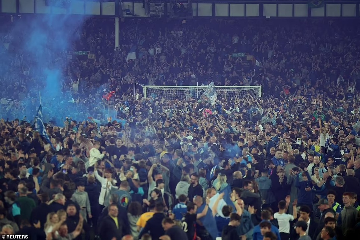Trụ hạng thành công, CĐV Everton tràn xuống sân ăn mừng như nhà vô địch - 9 Trụ hạng thành công, CĐV Everton tràn xuống sân ăn mừng như nhà vô địch - 9