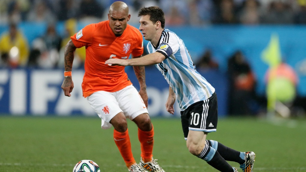 HLV Van Gaal đọc vanh vách điểm yếu chí tử của Messi - 2 HLV Van Gaal đọc vanh vách điểm yếu chí tử của Messi - 2