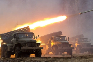 Ukraine gặp thách thức lớn sau khi xuyên thủng phòng tuyến đầu tiên của Nga