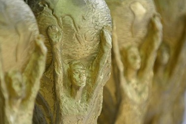 Xưởng sản xuất "cúp vàng World Cup" giá 80.000 đồng ở Bát Tràng