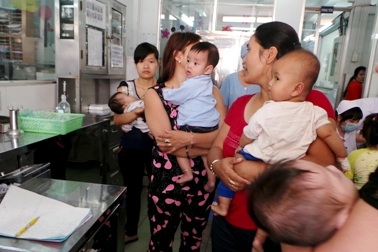 Hết khan hiếm, sẽ bỏ đăng ký chủng ngừa vắc xin dịch vụ qua tổng đài