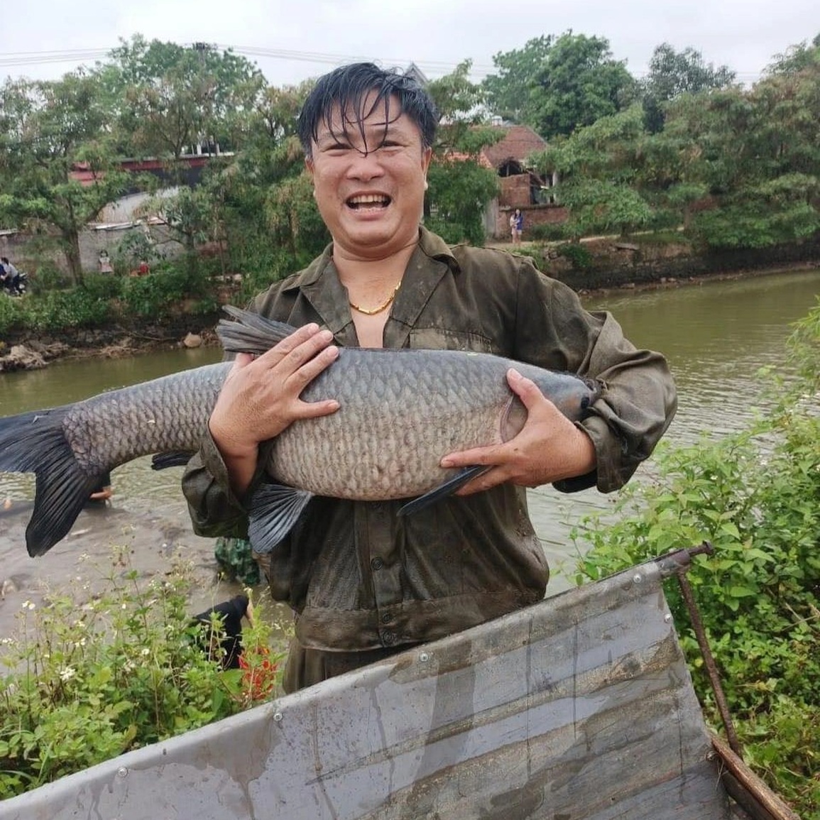 Phiên chợ lạ toàn cá, dân xếp hàng chia phần chẳng cần cân ở Bắc Giang - 4 Phiên chợ lạ toàn cá, dân xếp hàng chia phần chẳng cần cân ở Bắc Giang - 4
