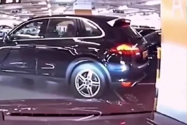 Chiếc Porsche đắt tiền bị bẻ gãy cánh cửa vì sự bất cẩn của nữ tài xế