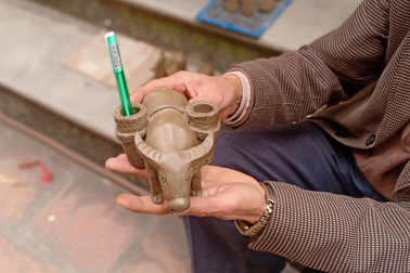 Về Bắc Ninh xem thợ nghề "thổi hồn" vào những chú trâu đất sét