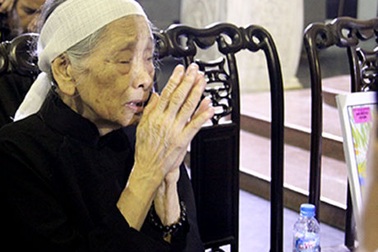 Hà Nội mưa như trút nước tiễn đưa nhà văn Tô Hoài