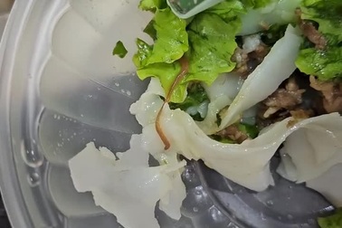 Khách ăn phở cuốn ở Hà Nội kinh hãi thấy giun còn sống, bám dính trên rau