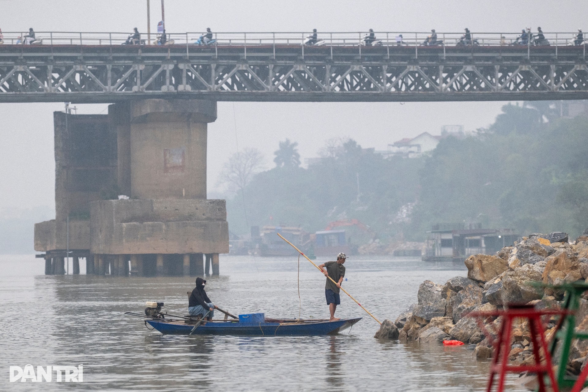 Tro vàng mã phủ trắng mặt nước sông trong ngày người dân tiễn ông Táo - 8