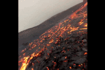 Khoảnh khắc núi lửa phun trào tuyệt đẹp được ghi lại bởi flycam