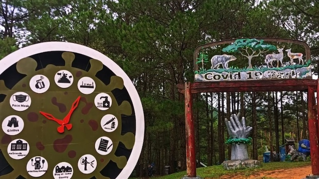 Khách Anh yêu Việt Nam, bất ngờ với những bức tượng hình thù lạ ở Đà Lạt - 1 Khách Anh yêu Việt Nam, bất ngờ với những bức tượng hình thù lạ ở Đà Lạt - 1