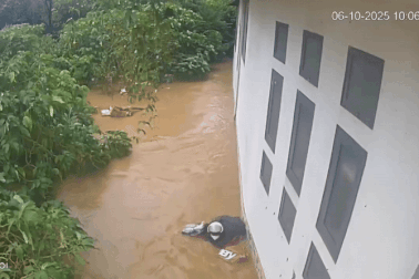 Vụ cô gái chới với giữa nước lũ vẫn cố ôm đồ: Người trong cuộc lên tiếng