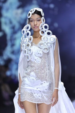 Quán quân Next Top Model 1,84m vấp ngã lại đứng lên bản lĩnh trên sàn diễn - 7