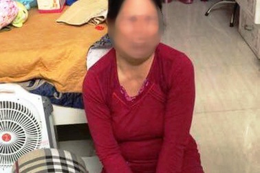 Bắt khẩn cấp người giúp việc "tung hứng" bé 2 tháng tuổi