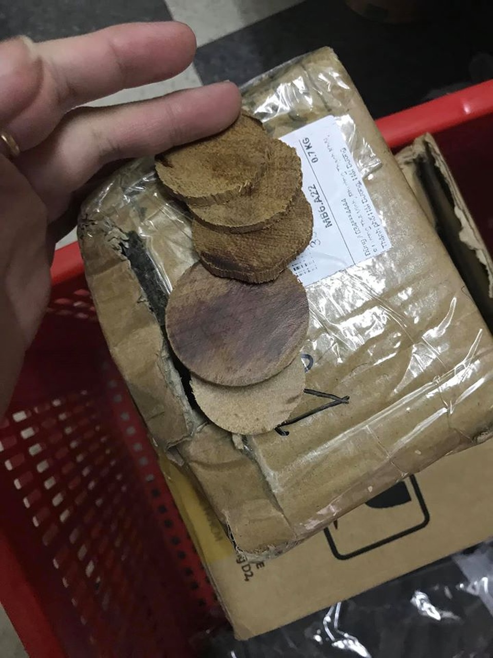 Không đặt vẫn bị gửi hàng về nhà, mở ra “té ngửa” mấy miếng gỗ mục - 2 Không đặt vẫn bị gửi hàng về nhà, mở ra “té ngửa” mấy miếng gỗ mục - 2