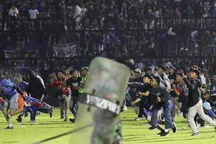 Báo Indonesia bàng hoàng về vụ bạo loạn, khiến hàng trăm người thiệt mạng