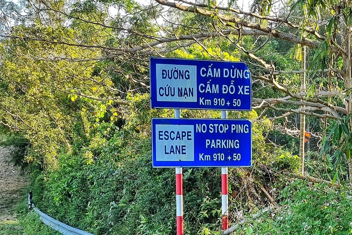 Dừng xe ở đường cứu nạn chẳng khác nào tự sát - 2 Dừng xe ở đường cứu nạn chẳng khác nào tự sát - 2