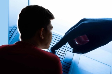 Lao động trẻ sập bẫy "việc nhẹ lương cao" kể những lần bị bán như nô lệ