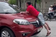 Tài xế "chở" người đàn ông nằm trên nắp capo sau va chạm giao thông