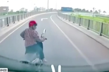 "Nữ ninja" đột ngột dừng xe giữa đường suýt bị ô tô tông trúng