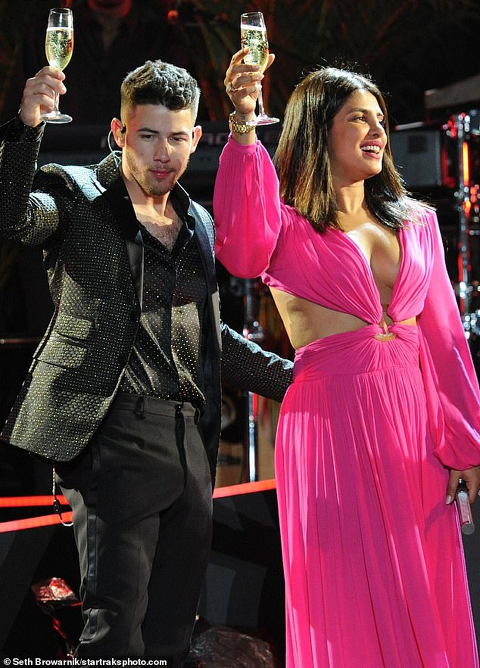 Priyanka Chopra hôn chồng trẻ trong đêm giao thừa - 2 Priyanka Chopra hôn chồng trẻ trong đêm giao thừa - 2