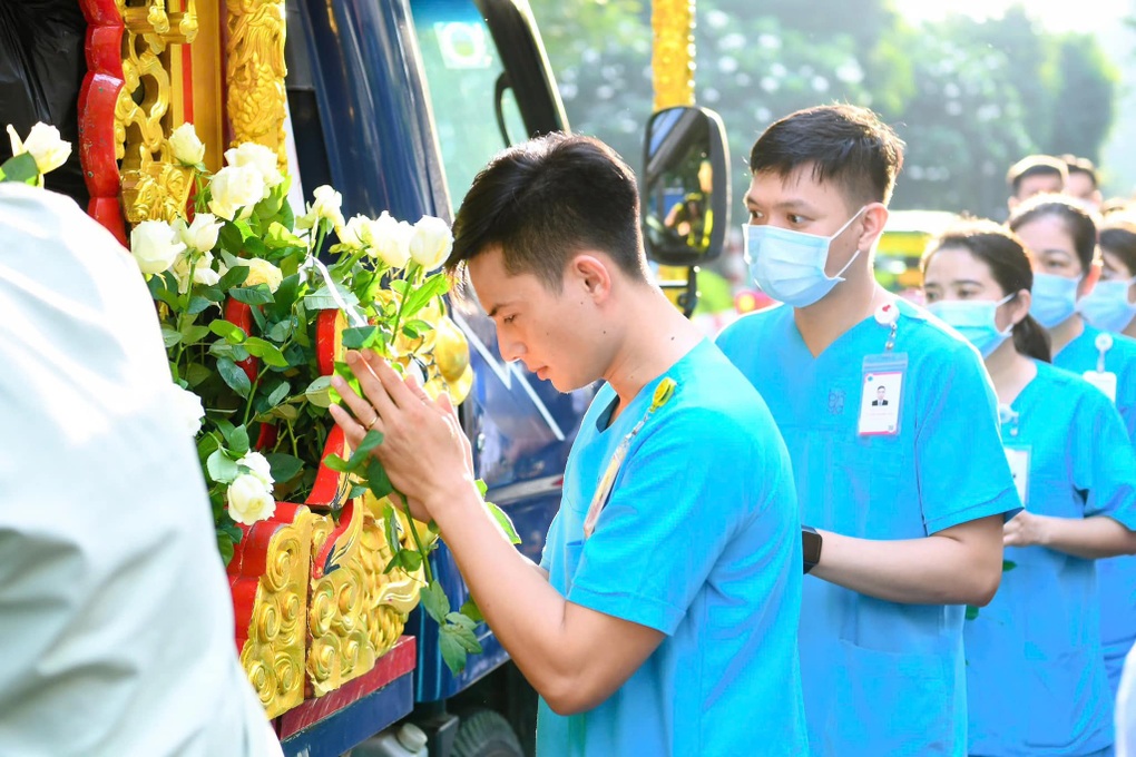 Y bác sĩ cầm hoa trắng trước viện tiễn biệt đồng nghiệp qua đời đột ngột - 3 Y bác sĩ cầm hoa trắng trước viện tiễn biệt đồng nghiệp qua đời đột ngột - 3