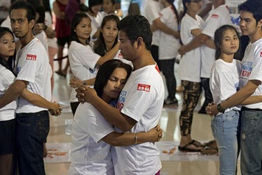 Thi ôm nhau lâu nhất nhân ngày Valentine