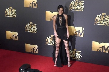 Kendall Jenner khoe chân thon dài