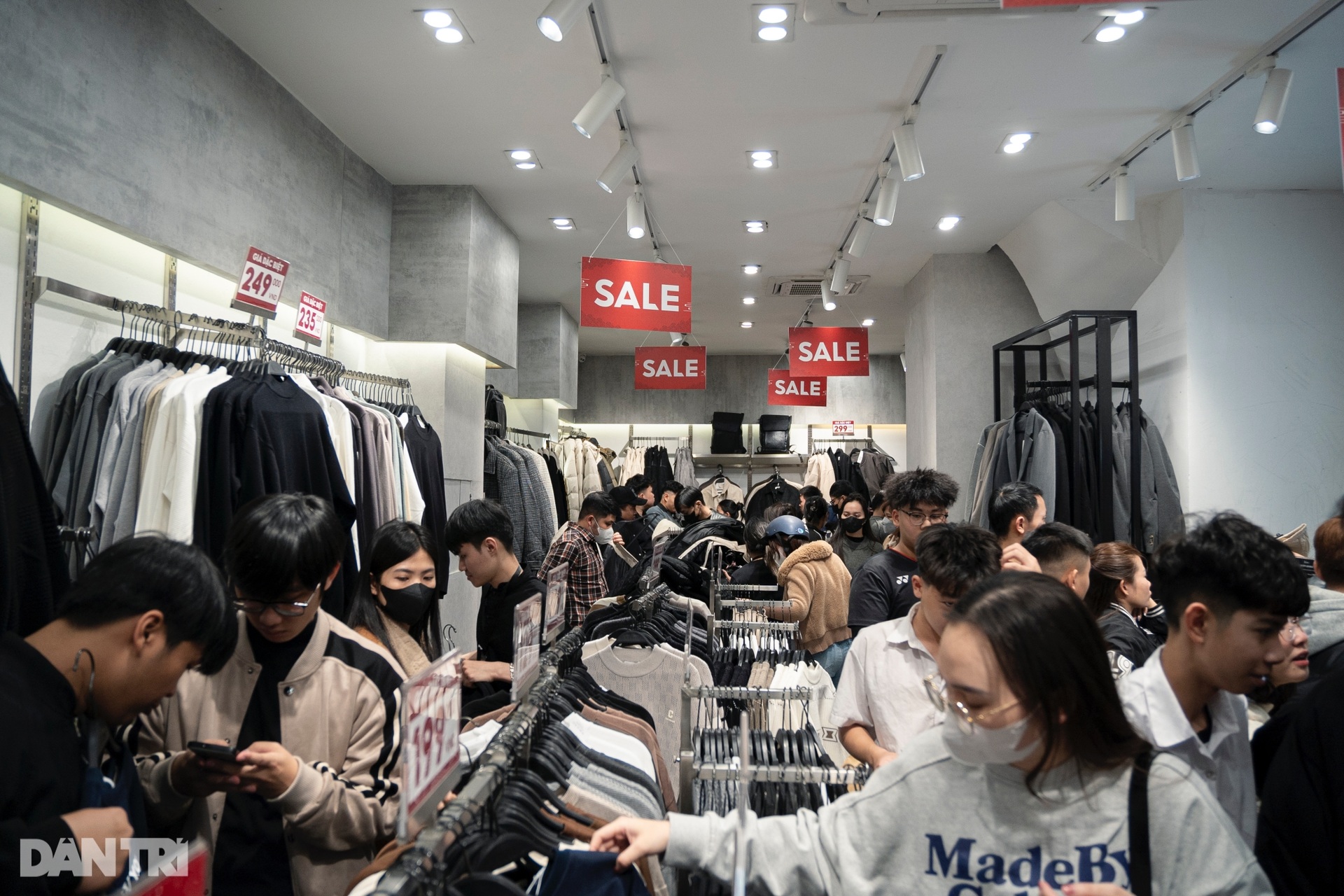 Đông kín khách mua sắm tới đêm muộn trên nhiều phố thời trang ở Hà Nội - 5 Đông kín khách mua sắm tới đêm muộn trên nhiều phố thời trang ở Hà Nội - 5