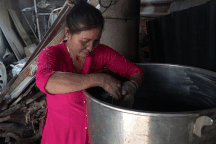 Chủ nhà 15 năm gói bánh tét tặng người thuê trọ dịp Tết Nguyên đán