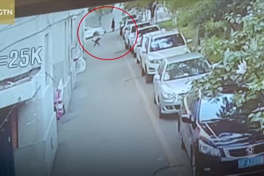 Clip “khoảnh khắc chàng trai dùng thân mình đỡ em bé ngã từ tầng 5” khiến dân mạng thán phục