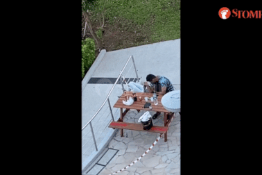 Cặp đôi ôm hôn đắm đuối nơi công cộng bất chấp lệnh cách ly