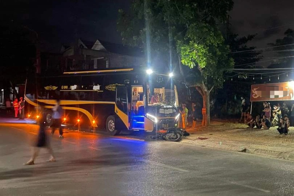 Xe máy đối đầu ô tô khách, 2 thanh niên tử vong - 1 Xe máy đối đầu ô tô khách, 2 thanh niên tử vong - 1